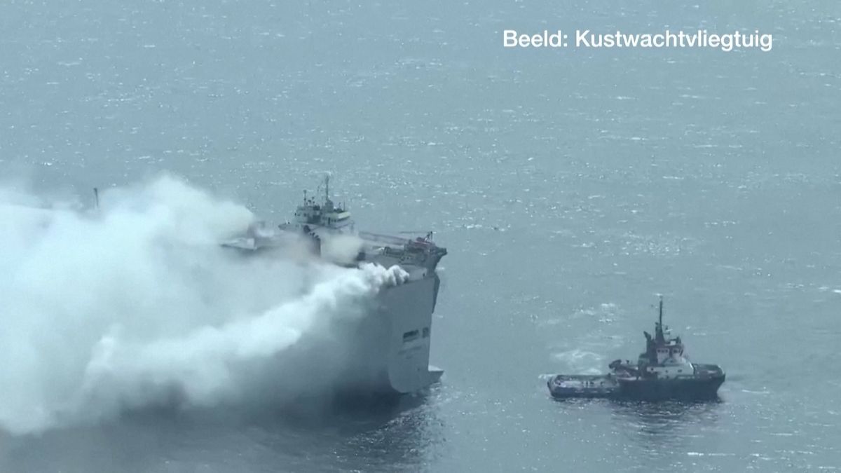 U Nizozemska hoří už několik dní loď s 500 elektromobily, začali ji odtahovat